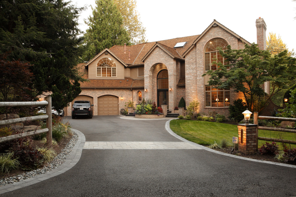 Mid-sized contemporary front yard driveway with with lawn edging and natural stone pavers.