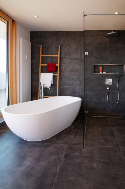Duschen + Baden Bereich scandinavo-stanza-da-bagno