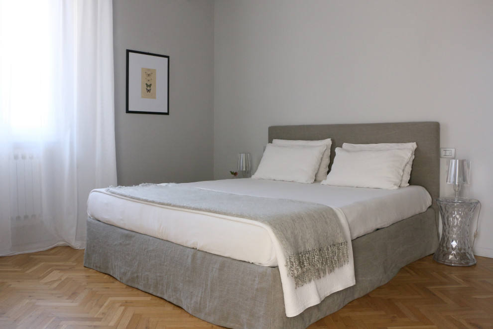 Mittelgroßes Modernes Hauptschlafzimmer mit grauer Wandfarbe und hellem Holzboden in Sonstige