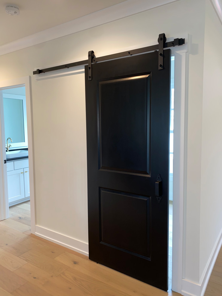Transitional home design photo in Columbus