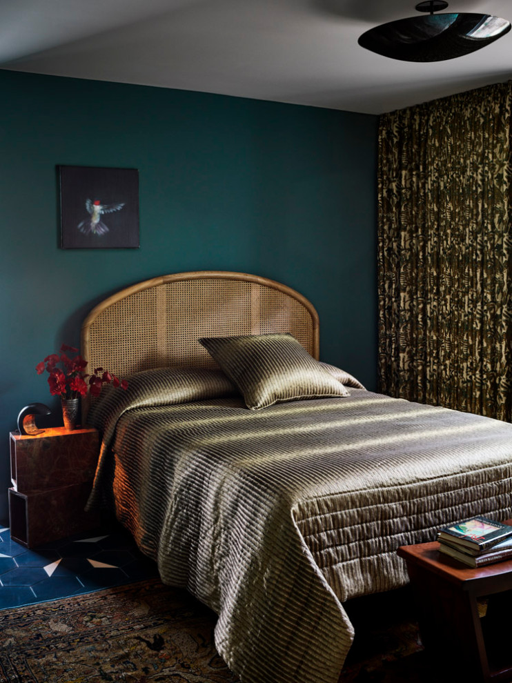 Modelo de habitación de invitados abovedada retro de tamaño medio con paredes azules, suelo de baldosas de cerámica y suelo azul