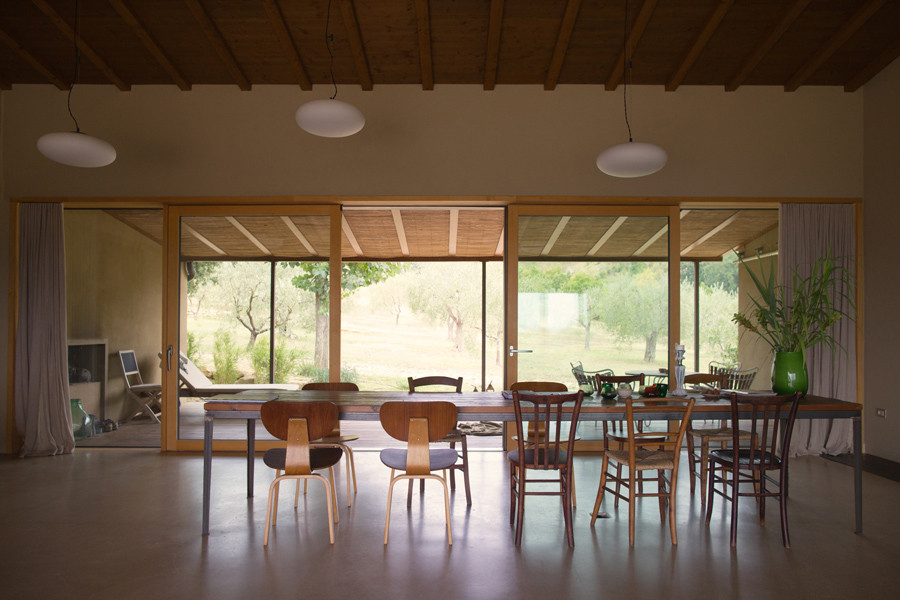 Großes Mediterranes Esszimmer mit beiger Wandfarbe, Keramikboden, beigem Boden und Holzdecke in Berlin