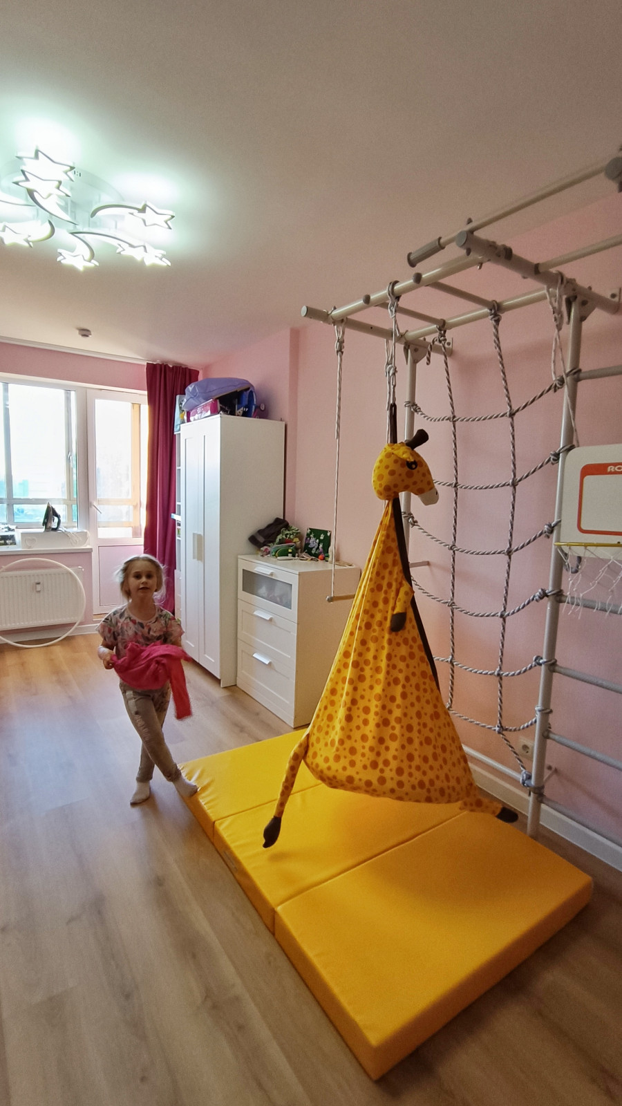 Колпино, квартира для семейной пары с маленькой принцессой