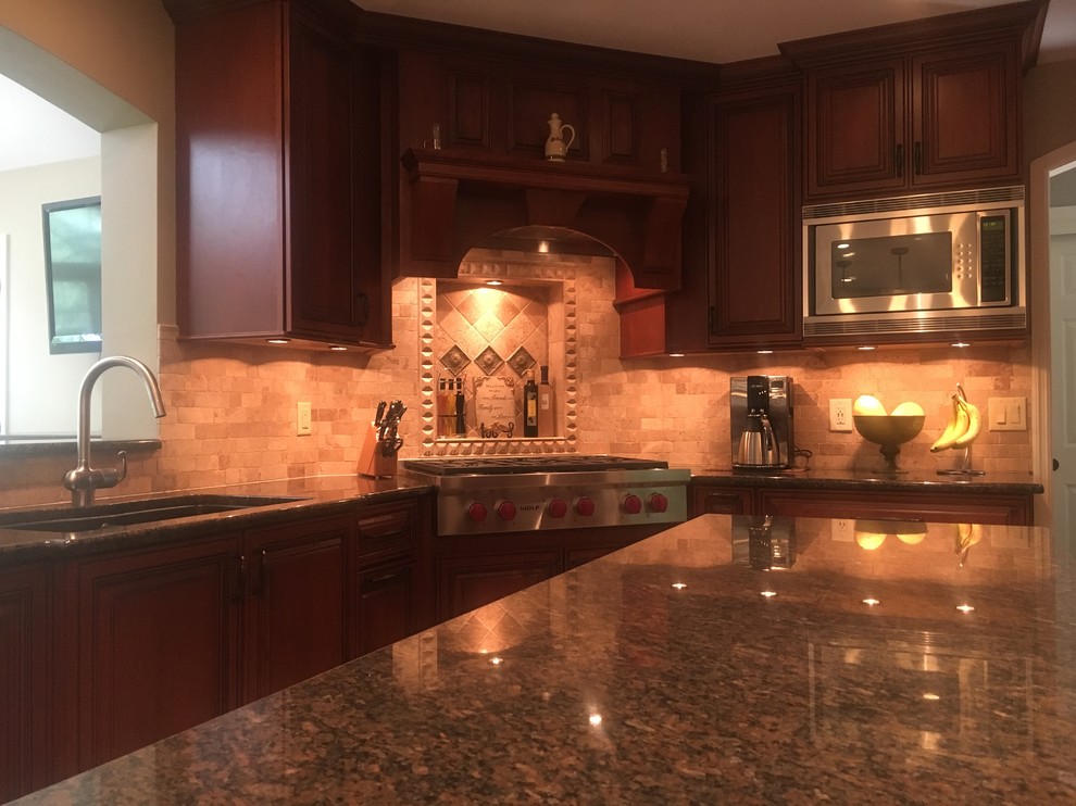 Transitional kitchen photo in Cincinnati