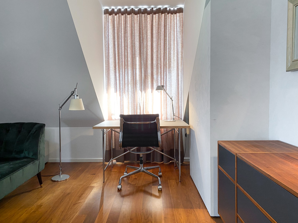 Esempio di un ufficio minimal di medie dimensioni con pavimento in legno massello medio, pavimento marrone, pareti grigie e scrivania autoportante