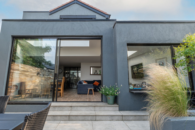 Extension and refurbishment, Monkstown contemporary-uteplats