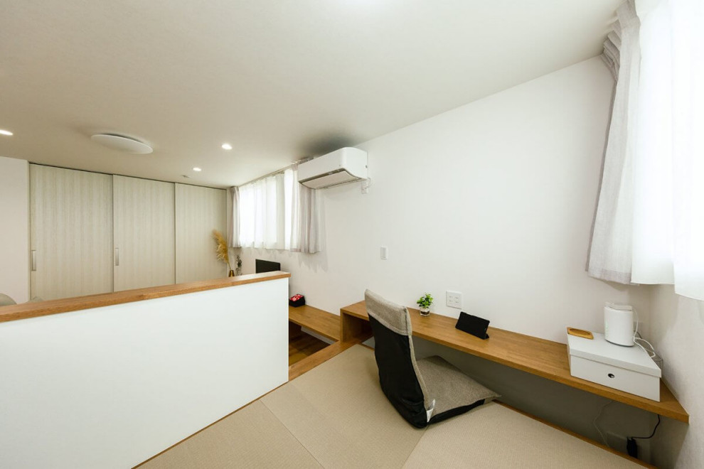 Mittelgroßes Industrial Arbeitszimmer mit Arbeitsplatz, Tatami-Boden, Einbau-Schreibtisch, Tapetendecke und Tapetenwänden in Tokio