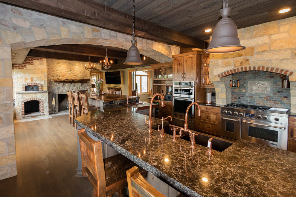 Home design - rustic home design idea in Milwaukee