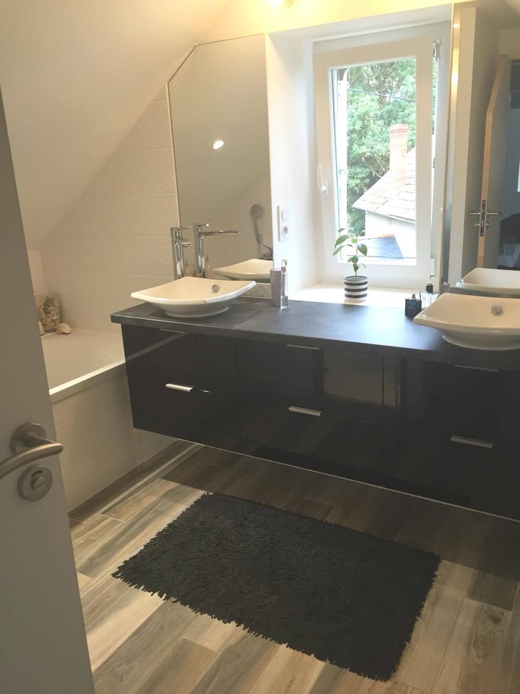 Réalisation d'une salle de bain design.