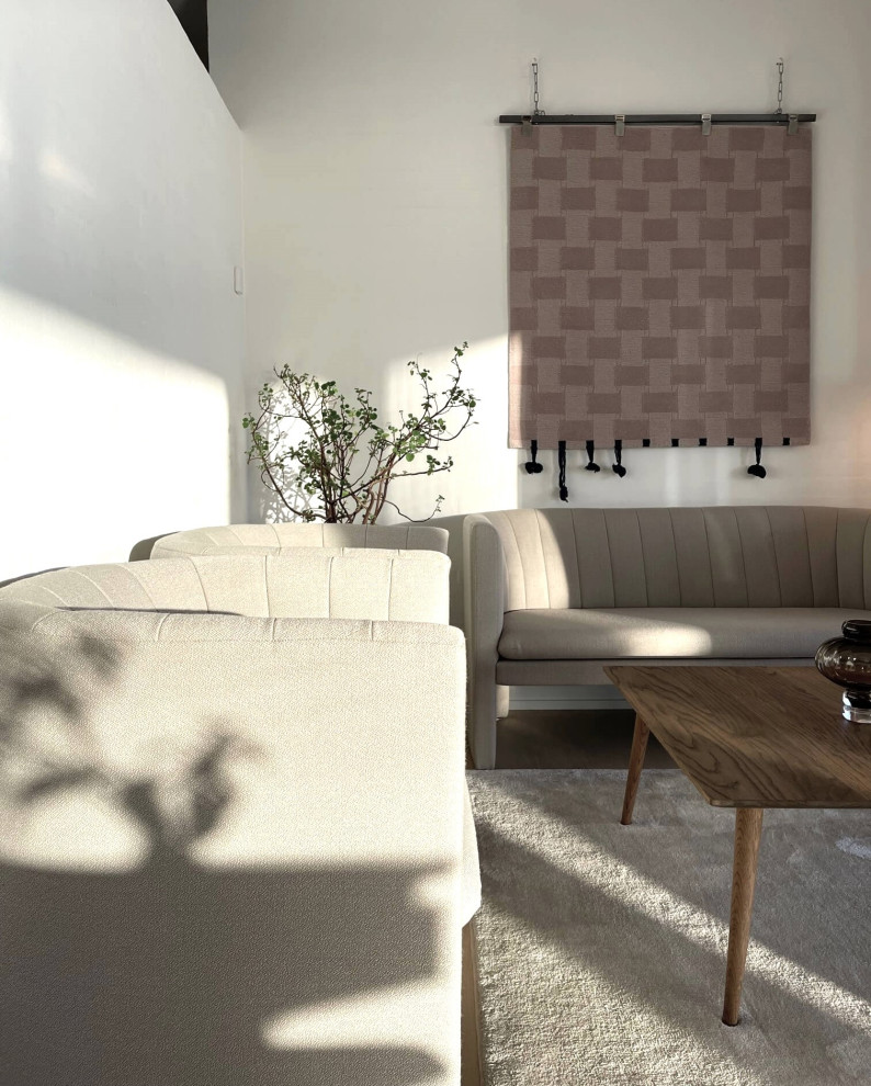 На фото: гостиная комната среднего размера в стиле неоклассика (современная классика) с кирпичными стенами с