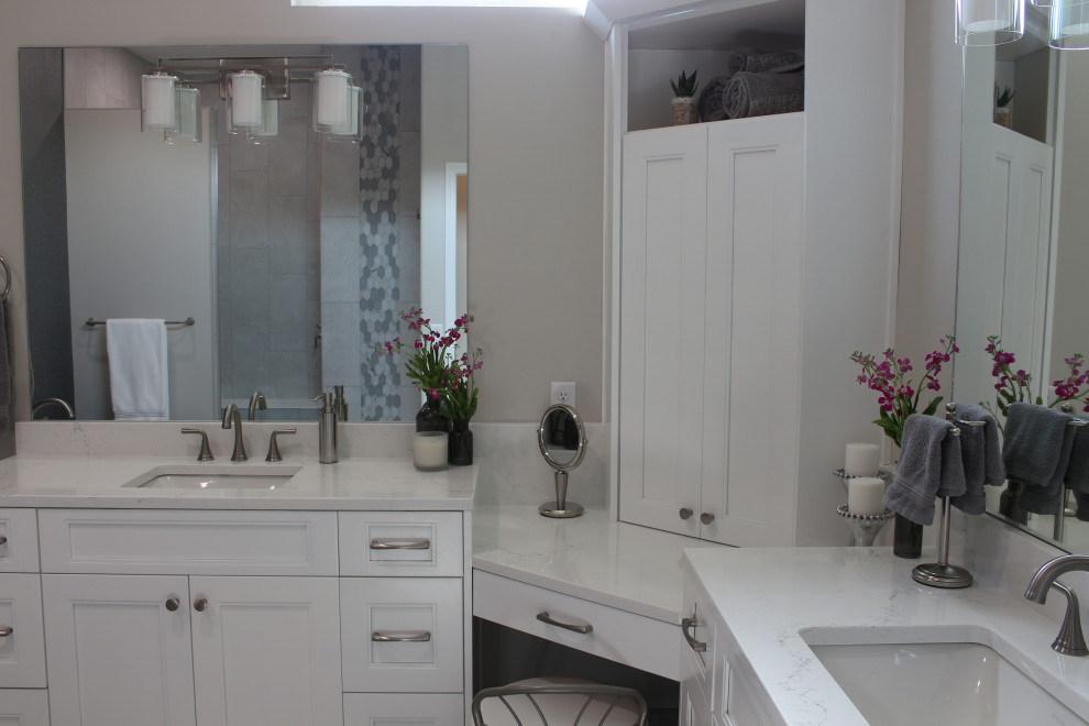Modelo de cuarto de baño principal, doble y a medida clásico renovado grande con puertas de armario blancas, lavabo bajoencimera, encimera de cuarzo compacto y encimeras blancas