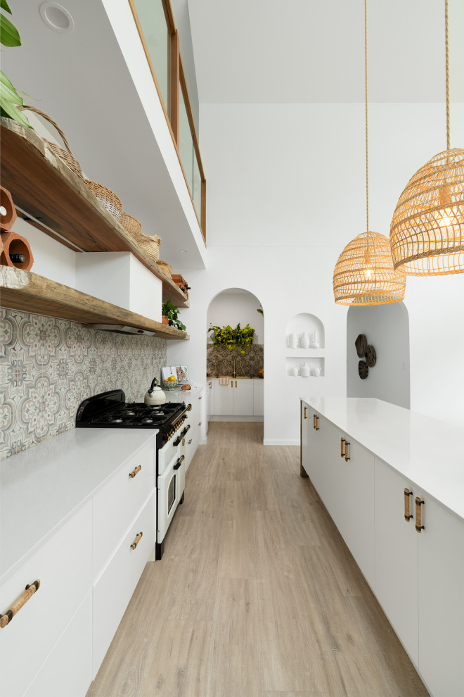 Идея дизайна: кухня в морском стиле с накладной мойкой, плоскими фасадами, белыми фасадами, островом, белой столешницей и сводчатым потолком
