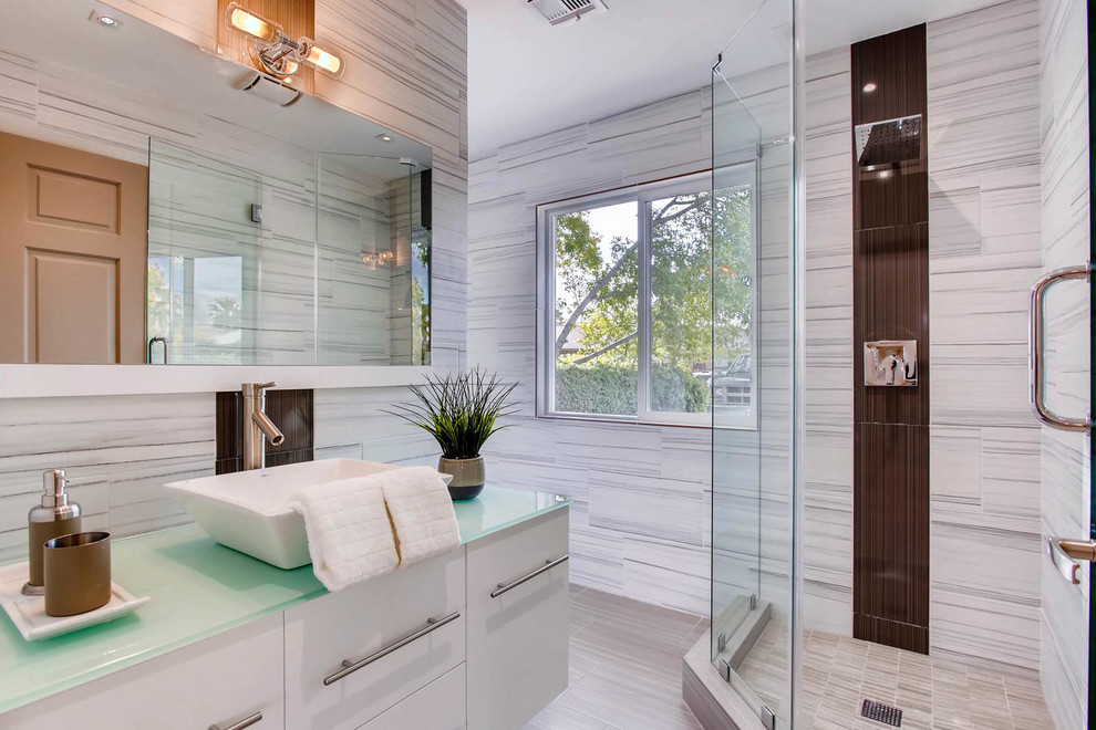 Design ideas for a contemporary 3/4 bathroom in Las Vegas with flat-panel cabinets, white cabinets, a corner shower, a two-piece toilet, beige tile, beige walls, a vessel sink, glass benchtops, a hinged shower door and green benchtops.