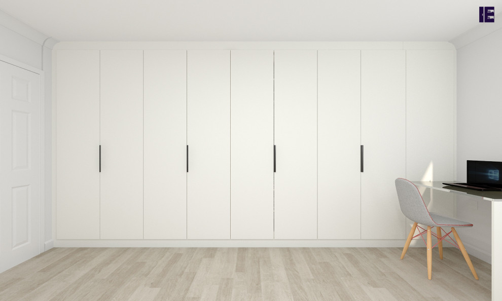 Foto di un piccolo armadio incassato moderno con ante lisce, ante bianche, pavimento in compensato, pavimento multicolore e soffitto in legno