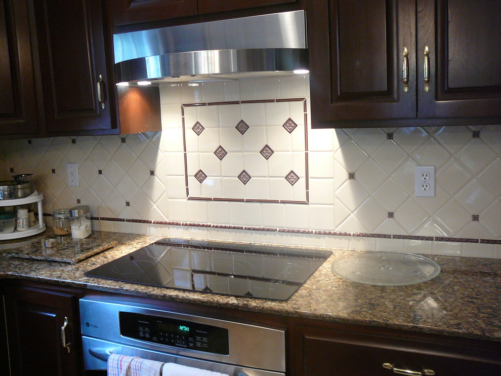 Example of a transitional kitchen design in Chicago