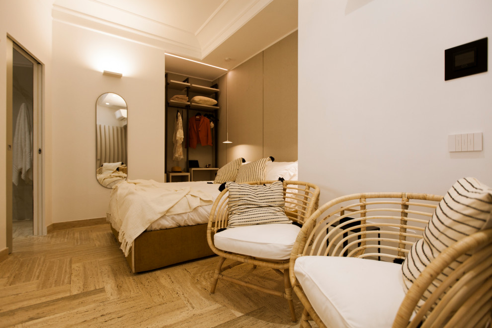 Ispirazione per una grande camera da letto stile loft moderna con pareti beige, pavimento in marmo, pavimento beige, soffitto a volta e boiserie