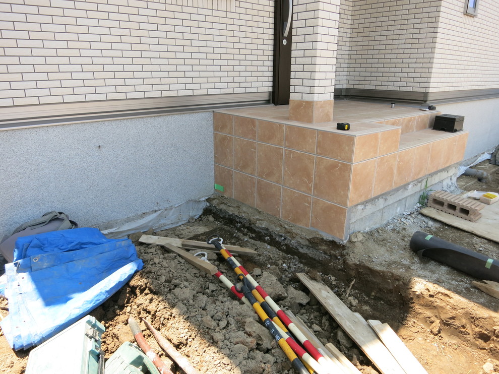 他の地域にあるモダンスタイルのおしゃれな住まいの写真