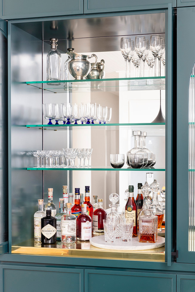 Design ideas for a large contemporary home bar in Sydney.