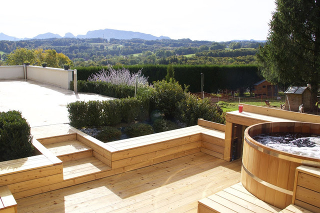 Espace spa bois en Haute Savoie scandinavian-swimming-pool-and-hot-tub