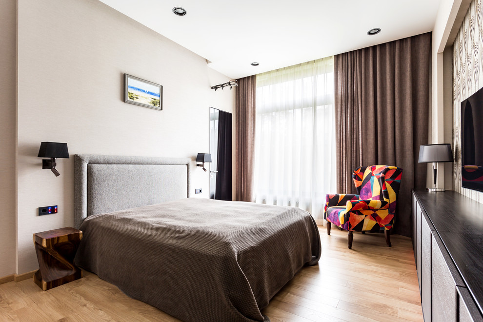 Photo of a mid-sized contemporary guest bedroom in Saint Petersburg with grey walls, medium hardwood floors and beige floor.