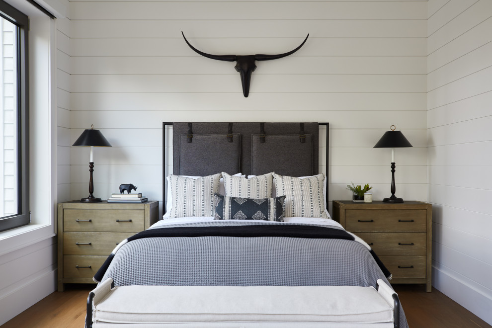 Aménagement d'une chambre d'amis contemporaine de taille moyenne avec un mur blanc, un sol en bois brun, un sol marron, un plafond en lambris de bois et du lambris de bois.