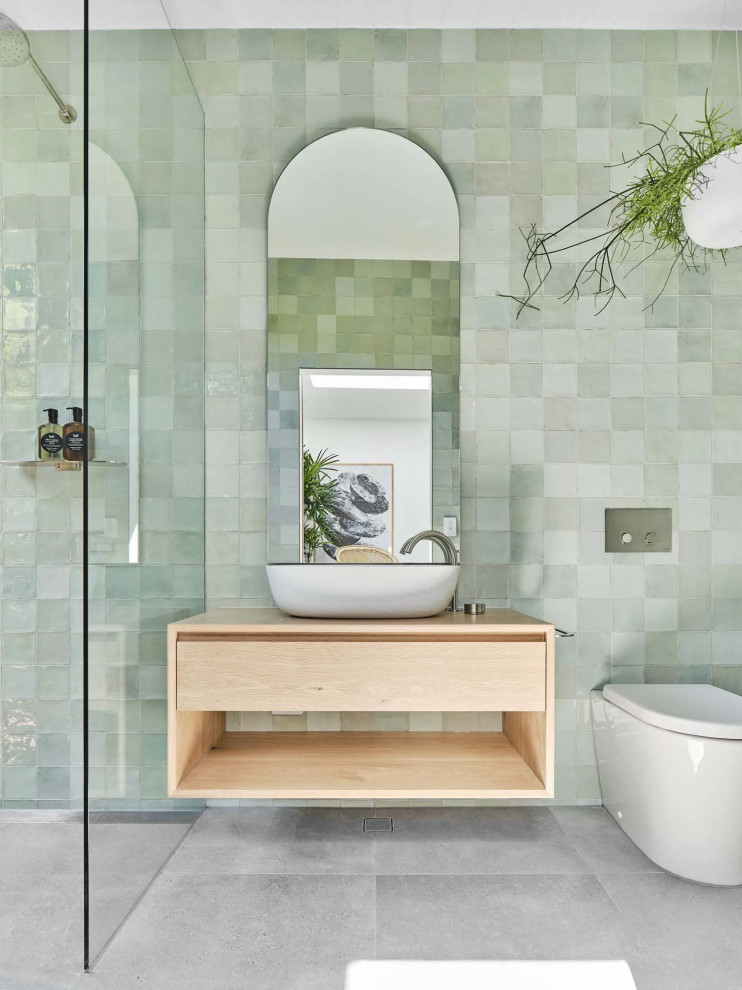 Inspiration pour une salle de bain marine en bois clair avec un placard à porte plane, un carrelage vert, un mur vert, une vasque, un plan de toilette en bois, un sol gris, un plan de toilette beige, meuble simple vasque et meuble-lavabo suspendu.