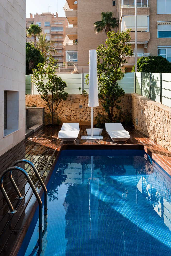 This is an example of a contemporary pool in Alicante-Costa Blanca.