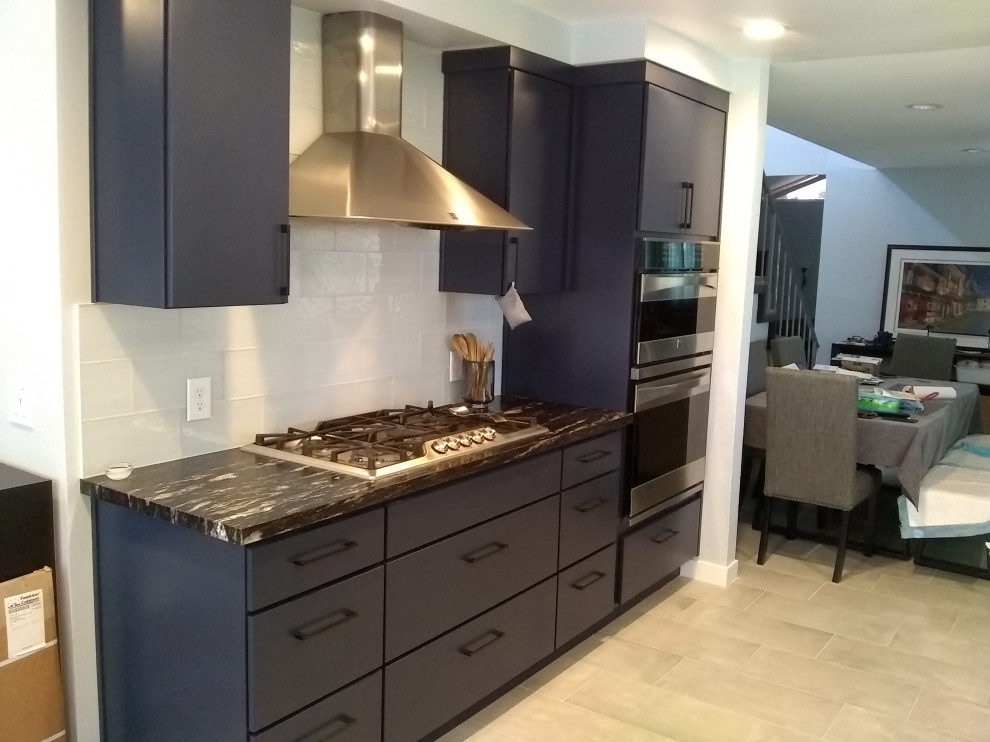 Inspiration for a mid-sized transitional kitchen remodel in Las Vegas