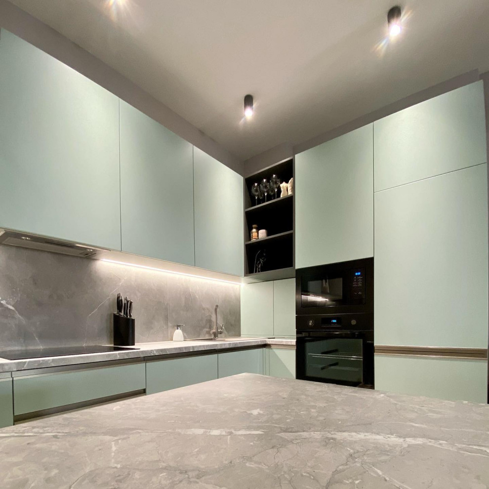 Foto på ett avskilt, mellanstort funkis grå l-kök, med en nedsänkt diskho, släta luckor, turkosa skåp, bänkskiva i koppar, grått stänkskydd, stänkskydd i stenkakel, integrerade vitvaror, cementgolv, en köksö och beiget golv