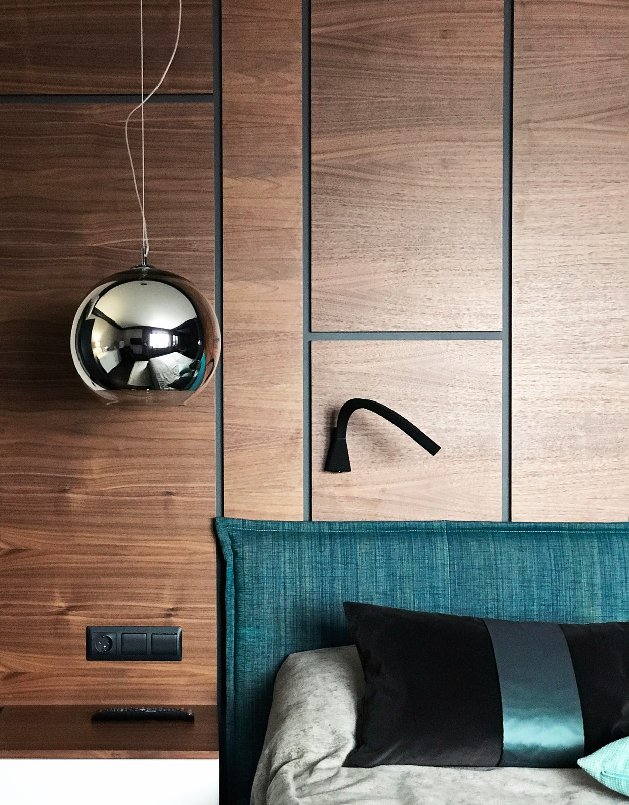 Черный, дерево и бирюза