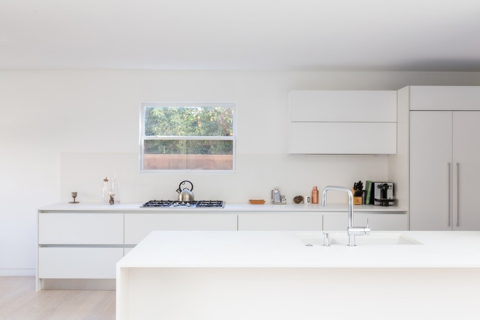Свежая идея для дизайна: кухня среднего размера в стиле модернизм - отличное фото интерьера
