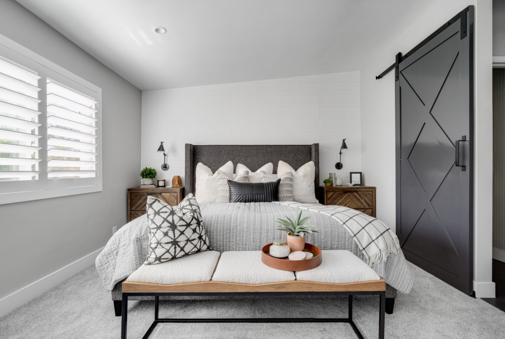 Modelo de dormitorio principal contemporáneo de tamaño medio con paredes grises, moqueta, suelo gris y papel pintado