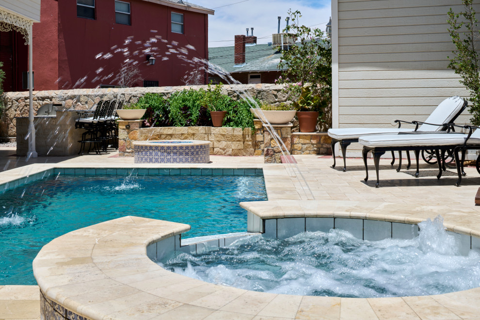 Ispirazione per una piccola piscina vittoriana rettangolare dietro casa con una vasca idromassaggio e pavimentazioni in pietra naturale