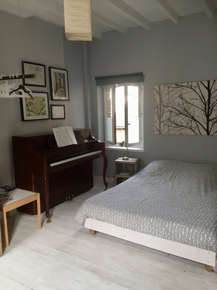 Источник вдохновения для домашнего уюта: гостевая спальня среднего размера, (комната для гостей), в белых тонах с отделкой деревом с серыми стенами, деревянным полом, белым полом и балками на потолке