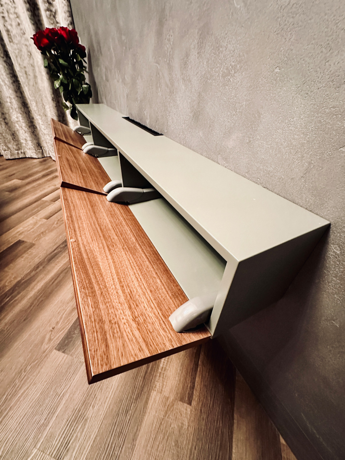 Тумба навесная.