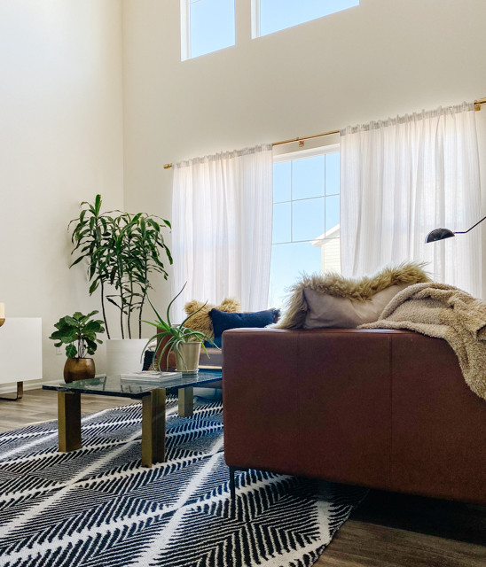 Стильный дизайн: гостиная комната в стиле фьюжн с бежевыми стенами, светлым паркетным полом и коричневым полом - последний тренд