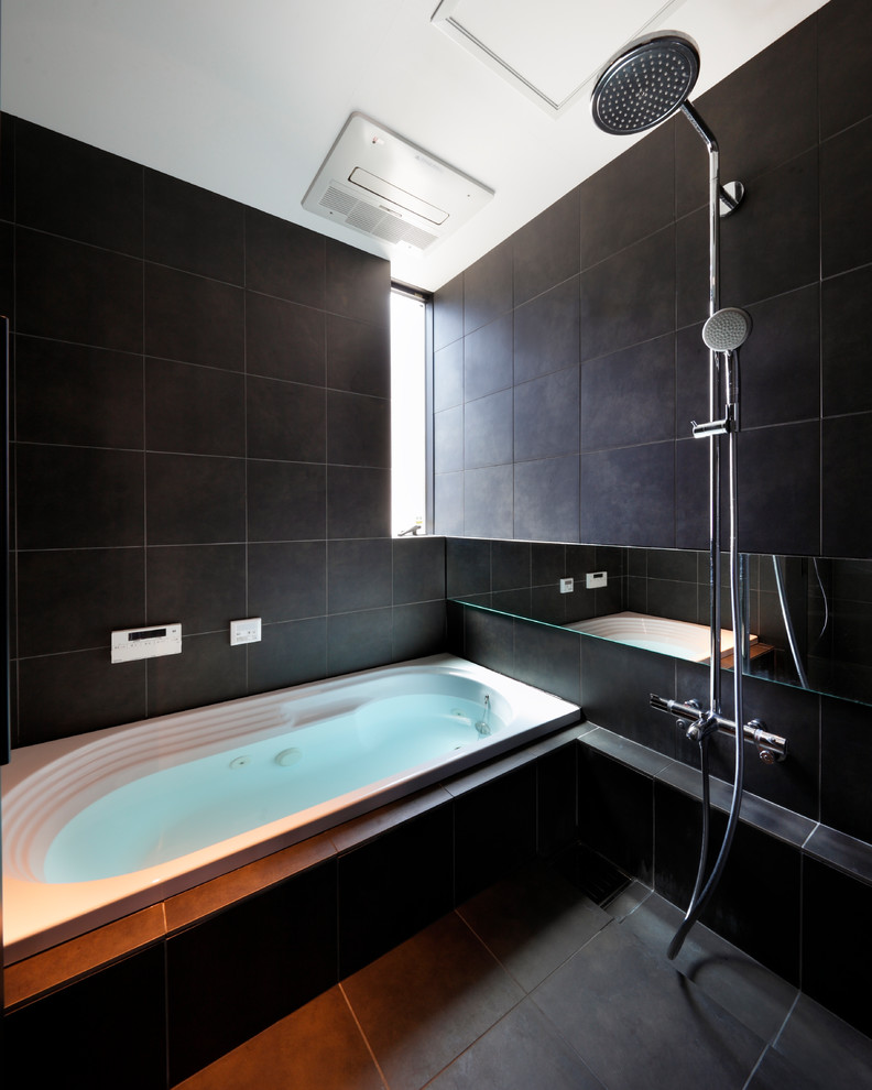 This is an example of a contemporary bathroom in Osaka.