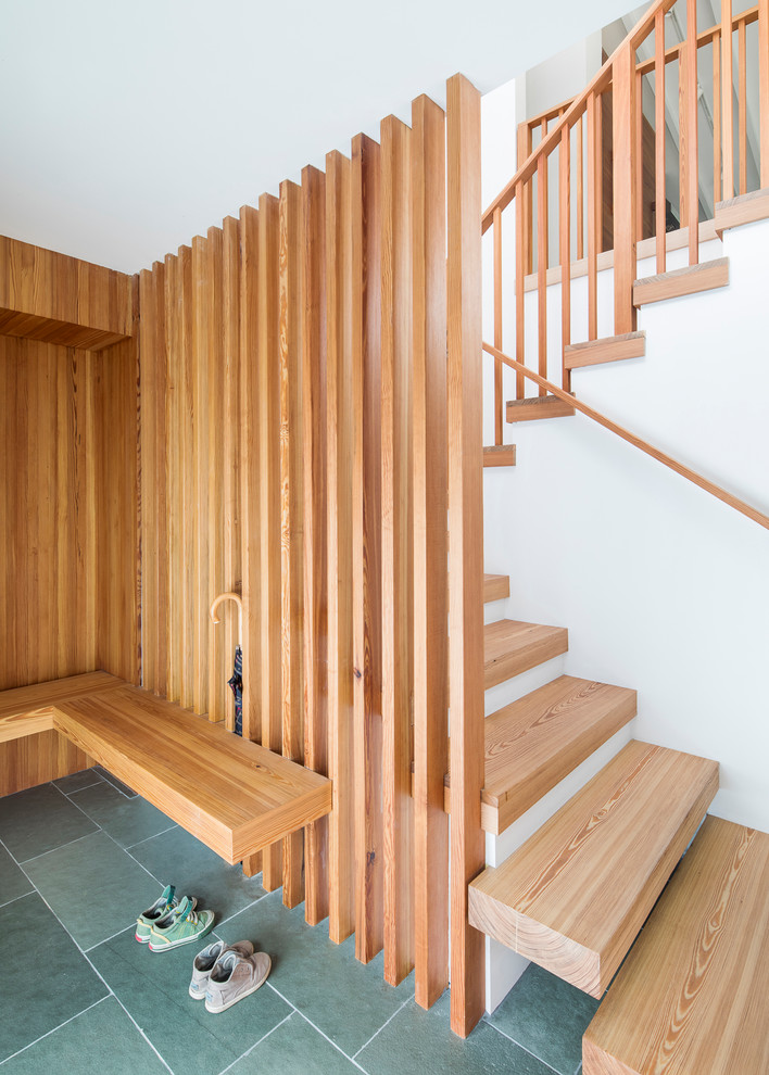 Photo of a mid-sized modern staircase in New York.