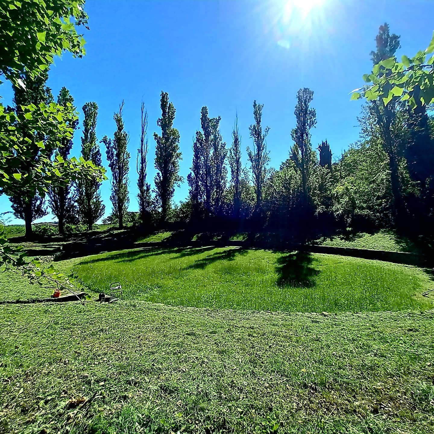 Sfalcio erba e pulizia del parco archeologico per preservare e rendere visibili