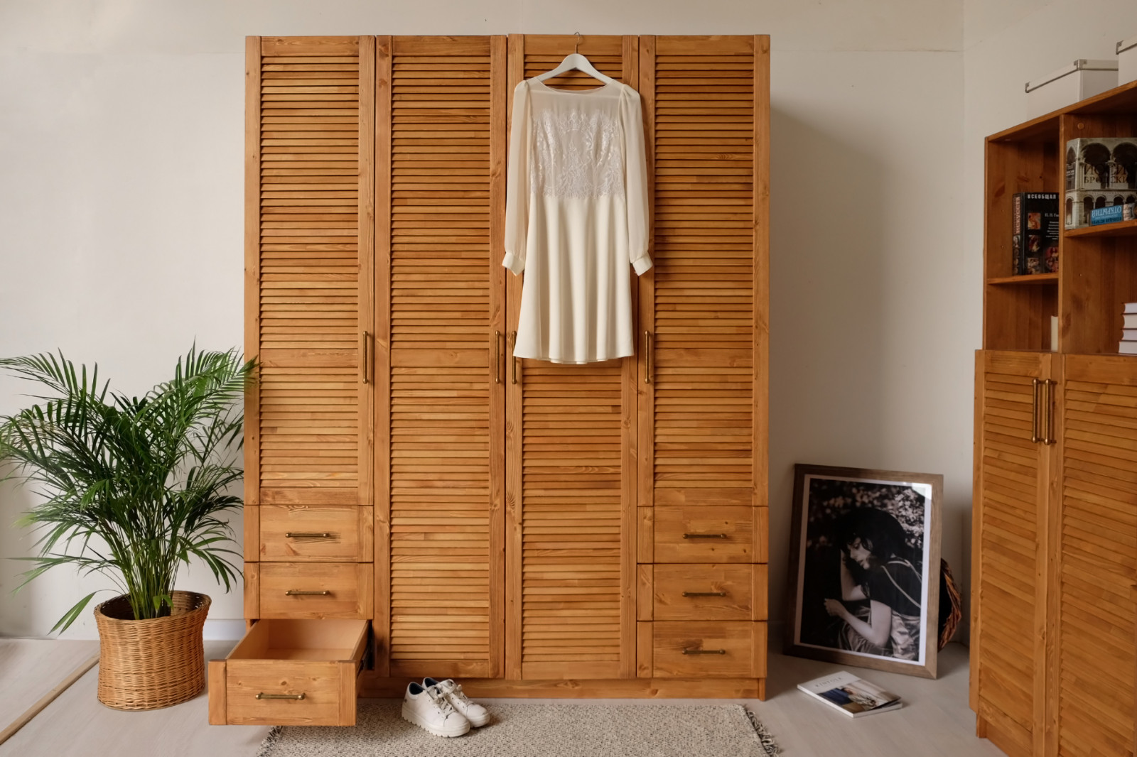 Набор мебели с жалюзийными фасадами