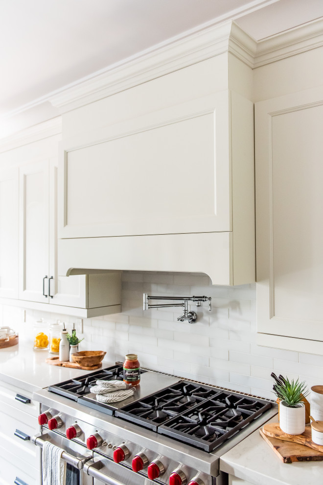 Example of a transitional home design design in Toronto