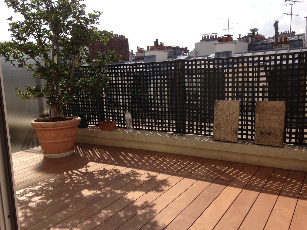 Design ideas for a mid-sized contemporary deck in Paris with a container garden and no cover.