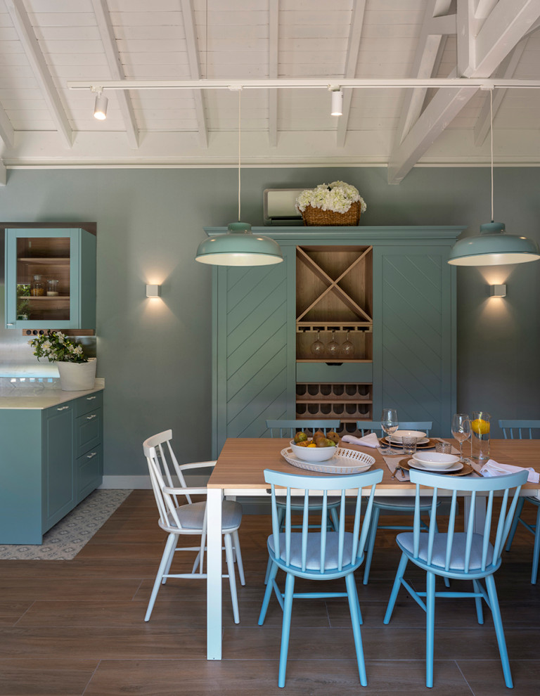 Diseño de comedor de cocina tradicional renovado extra grande con paredes azules, suelo de baldosas de porcelana, todas las chimeneas y marco de chimenea de piedra