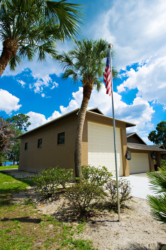Small elegant attached one-car garage photo in Tampa