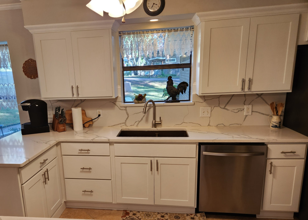 Kitchen - transitional kitchen idea