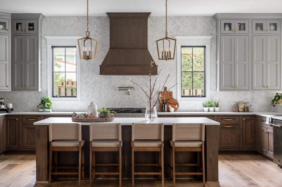 Idéer för stora vintage vitt kök, med luckor med infälld panel, grå skåp, bänkskiva i kvarts och en köksö
