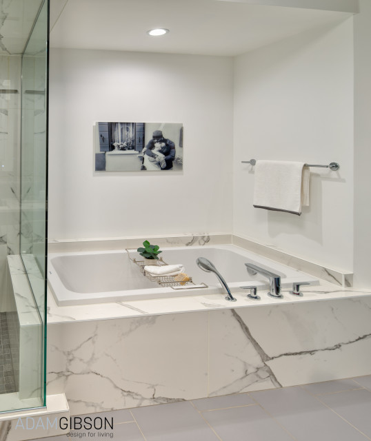 Modern Bath with Blue Floating Vanity Minimalistisch Badezimmer