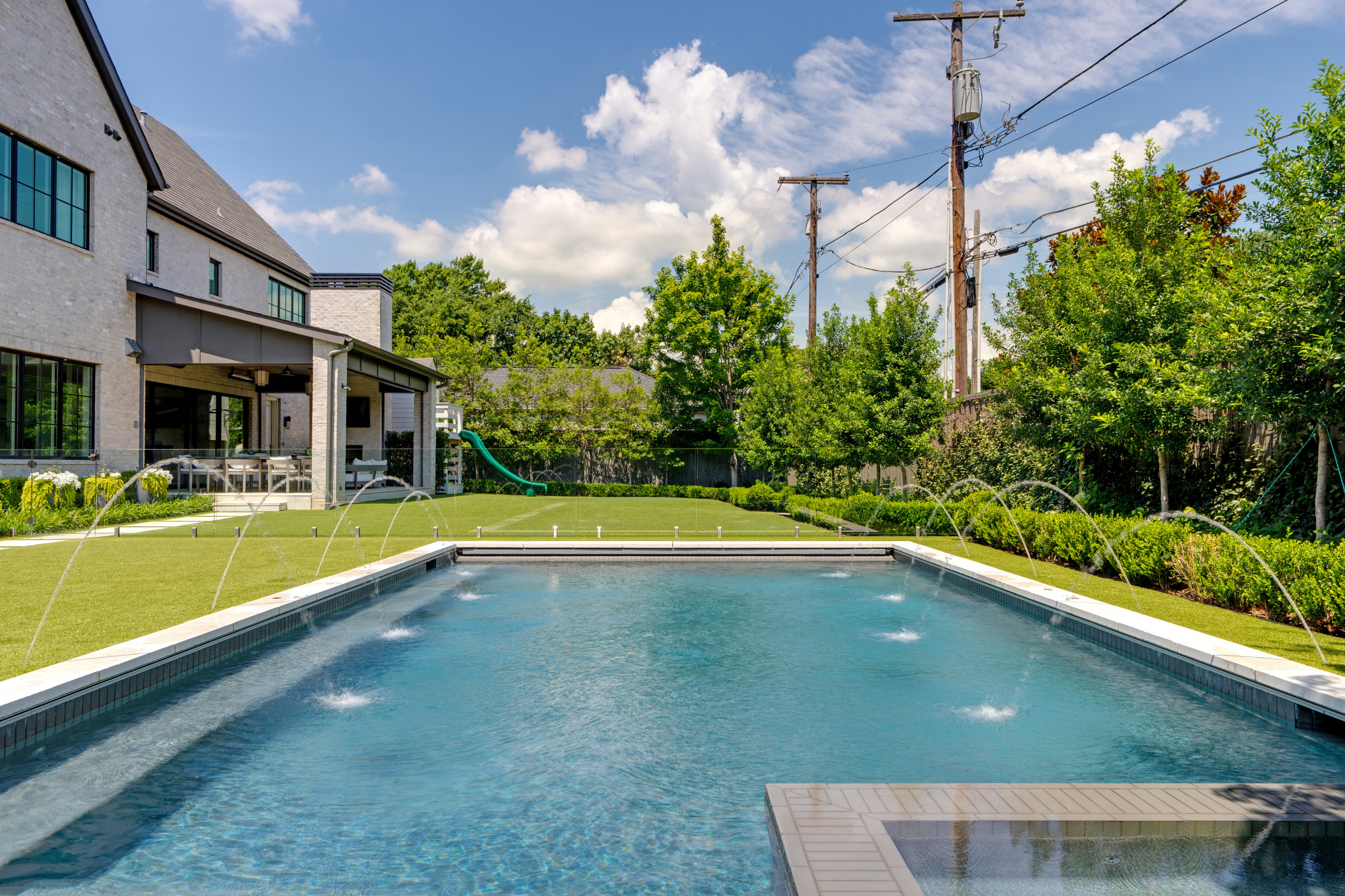 BLUFFVIEW MODERN OASIS
