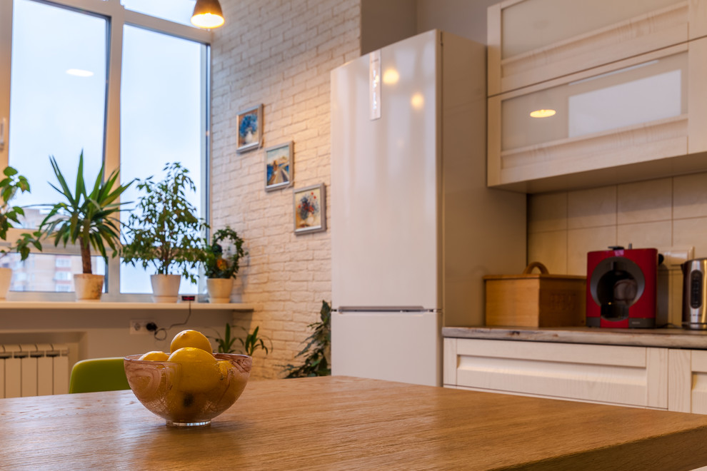 Просторная трехкомнатная квартира с приятным разноуровневым освещением в минимал