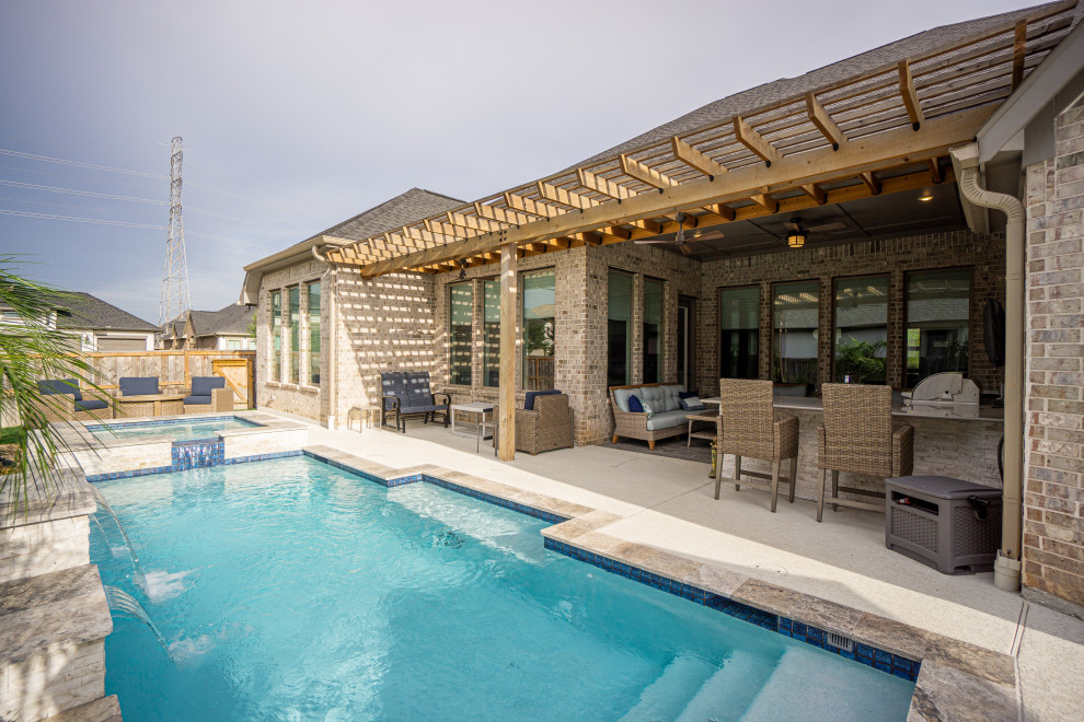 Cette photo montre une piscine arrière moderne de taille moyenne et rectangle avec une terrasse en bois.
